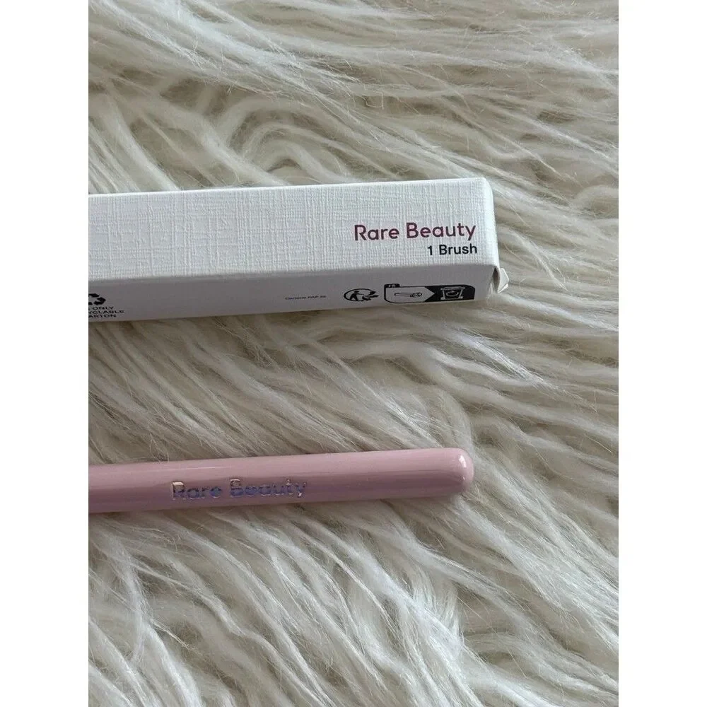 Rare Beauty Stay Vulnerable All-Over Eyeshadow Brush